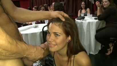 Het feest begint met een openbare gezichtsbehandeling - HD - 7:00 video - from Faperoni