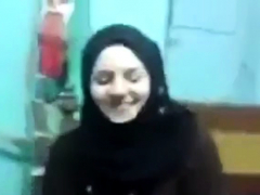 aRAB COUPLE HOT KISSING - 1:49 video - from DrTuber