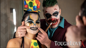 Sexig clown-cosplayer låter Jokern knulla hennes trånga fitta - HD - 12:12 video - featuring Violet Starr - from CosplayPornTube
