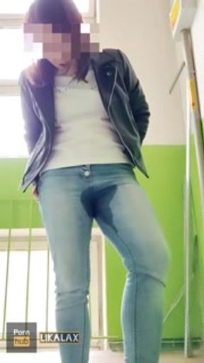 Lika Lax peed in jeans and in the urine masturbating in the entrance - HD - 4:37 video - from Pornzona