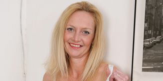 British mature housewife shows off her hot body and masturbates - HD - 26:30 video - featuring Suzie Stone - from Mature.nl