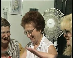 Kaum zu glauben, Omas die Strip Poker spielen + sich lecken - 15:33 video - from xHamster