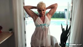 62-year-old Jean Lo�s naked boobs and fingered pussy show