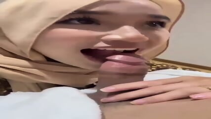Ukhti malay cantik banget sepong kontol pacarnya - 1:11 video - from Eporner
