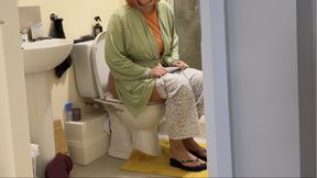 Caught Step mom peeing - 4K - 5:35 video - from xHamster