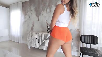 BIG BOOTY HOOTERS WAITRESS GETS A CREAMPIE - LEXIS STAR - HD - 15:15 video - featuring Lexis Star - from Juicexxx