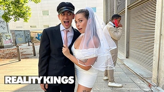 Busty mommy and her HAPPY ENDING with Jordi ENP: MILF Lara Cruz bangs YouTuber after a sex interview