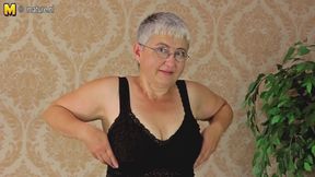 Amateur grandmother teasing her hairy cunt - HD - 2:59 video - from xHamster