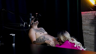 Loira gostosa chupa o pau deixando bem molhadinho, e no fim, a morena faz boquete - Thiago Barão (SHEER/RED) - HD - 6:28 video - from Sheer