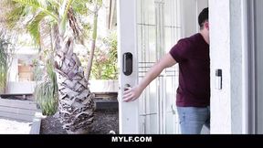 Submissive pizza delivery girl gets dominated - 40:43 video - from MomXL