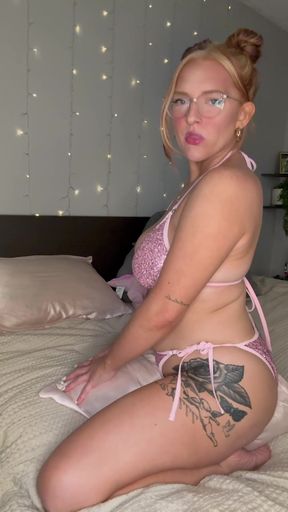 Amateur girl jiggles glasses while pillow-humping - HD - 0:17 video - from F4pz