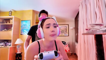 Surprendre Sa Meuf En Train De Jouer Console Baiser - HD - 19:15 video - from Eporner
