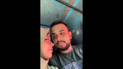 Desi hijab ladki ki chut chudai boyfriend ko boobs dikhakar - 2:55 video - from Eporner