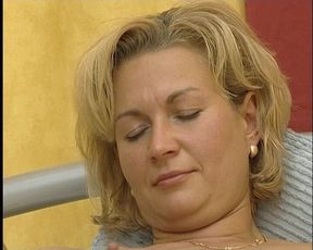 Reife Mutti Jenny Weisst Wie Man Wichst - Mature Stepmom Jenny Knows How to Jerk off