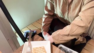 ズームで友達の誕生日会中、尿意を催しバレないように少しずつおもらしするも - HD - 14:25 video - from Cremz