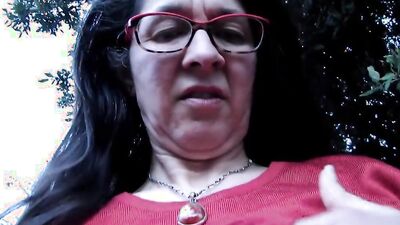 Josephine poilue elle pisse - video 1 - 4K - 10:45 video - from MomVids